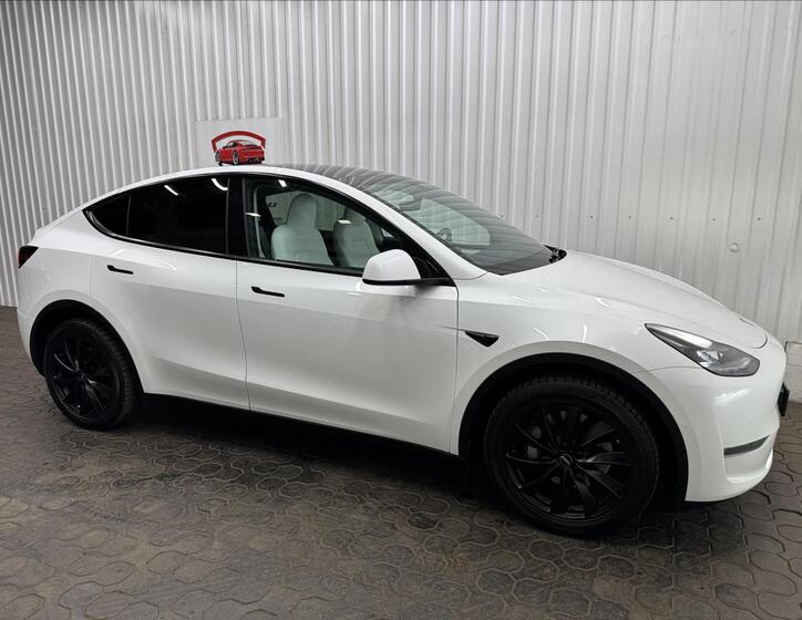 Tesla Model Y 11