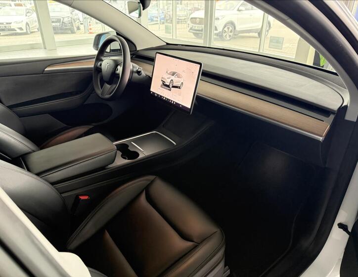 Tesla Model Y 9