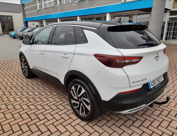 Opel Grandland X SUV 1,6 l 133 kw