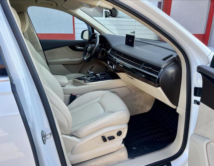 Audi Q7 23