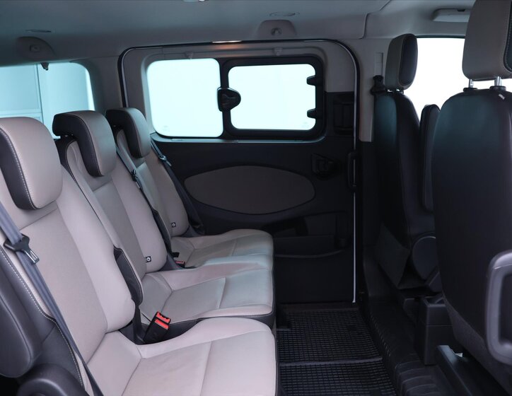 Ford Tourneo Custom 12