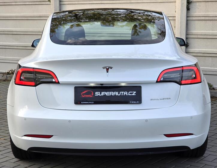 Tesla Model 3 4