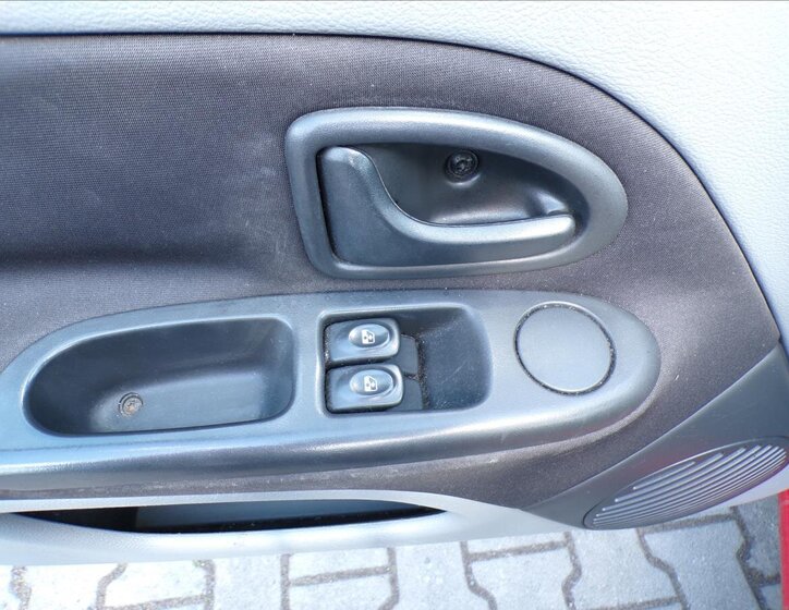 Renault Thalia Sedan / Limuzína 1,1 l 55 kw