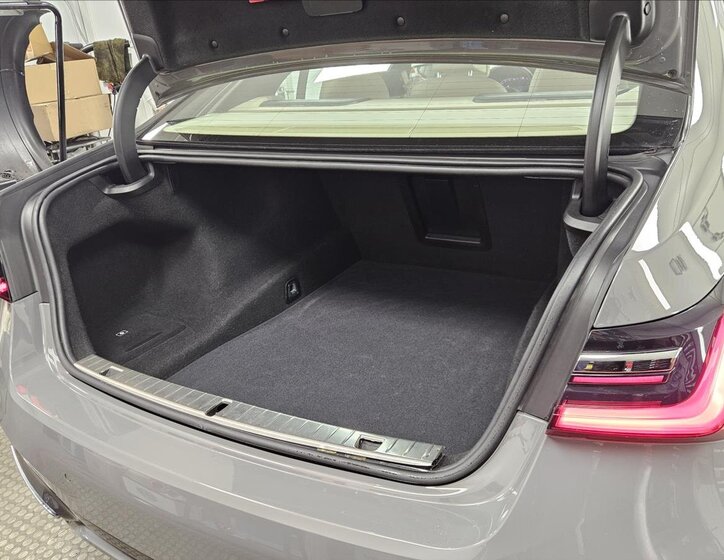 BMW Řada 7 Sedan 3,0 l 195 kw