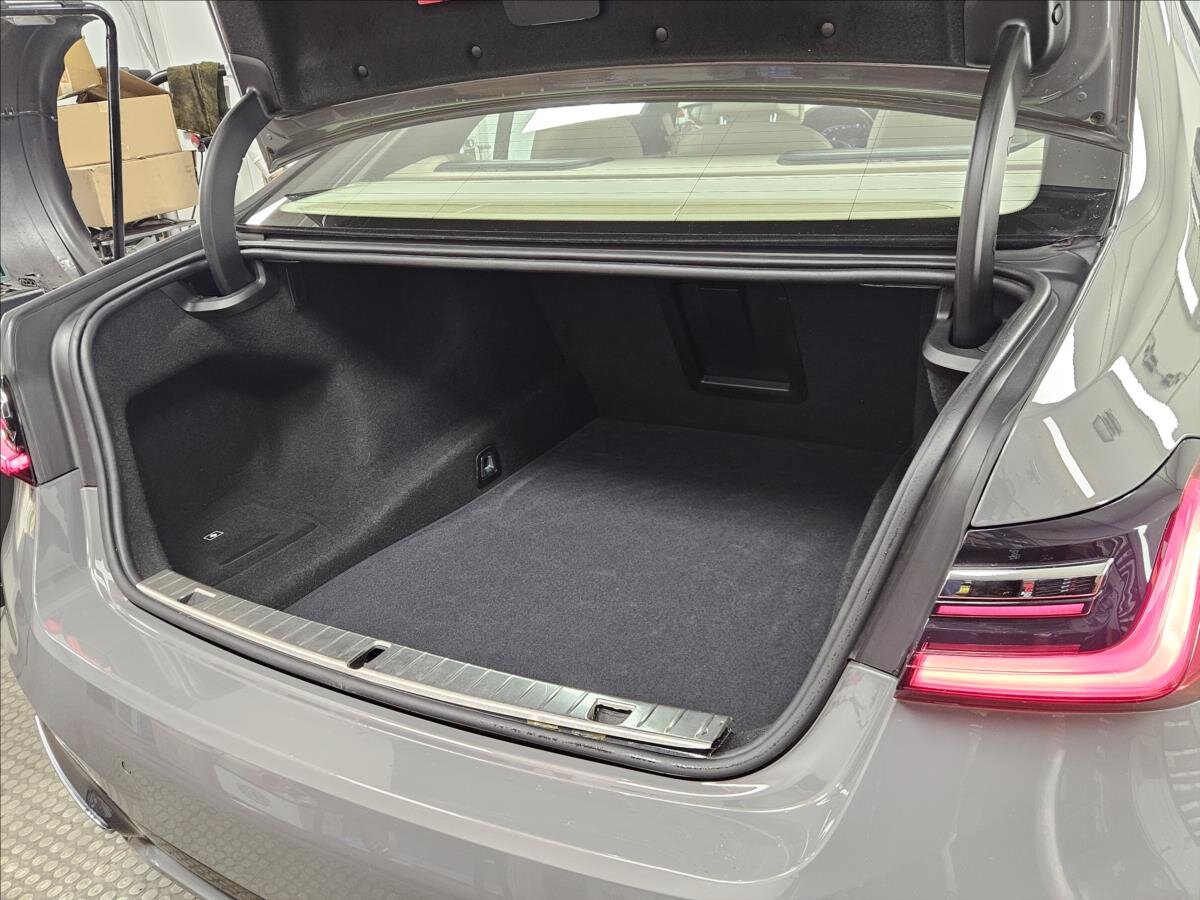 BMW Řada 7 Sedan 3,0 l 195 kw