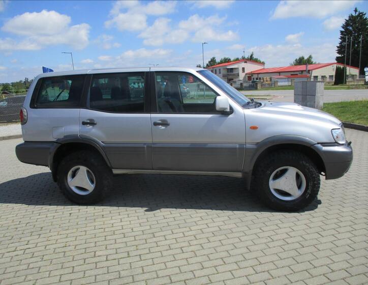 Nissan Terrano 5
