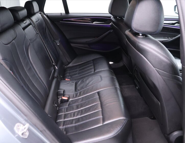 BMW Řada 5 Kombi 3,0 l 195 kw