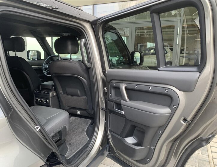 Land Rover Defender SUV 3,0 l 221 kw