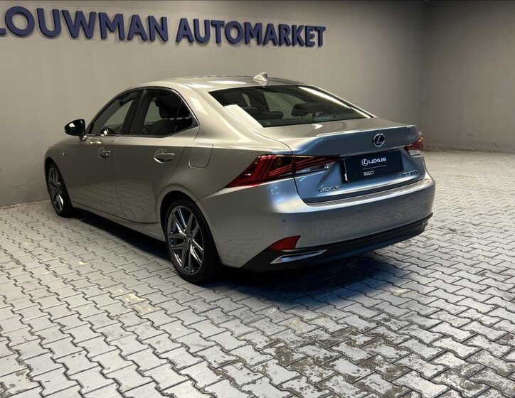 Lexus IS 300h Sedan / Limuzína 2,5 l 164 kw