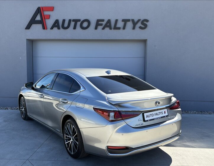 Lexus ES 300h Sedan / Limuzína 2,5 l 131 kw