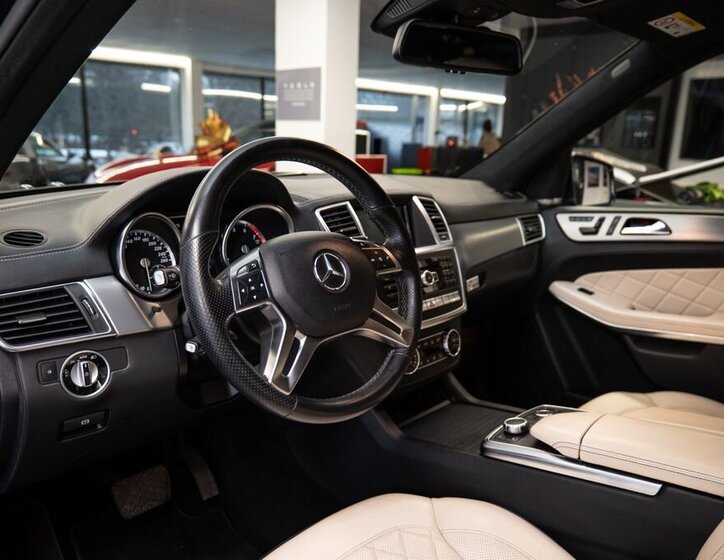 Mercedes-Benz GL SUV 4,7 l 320 kw