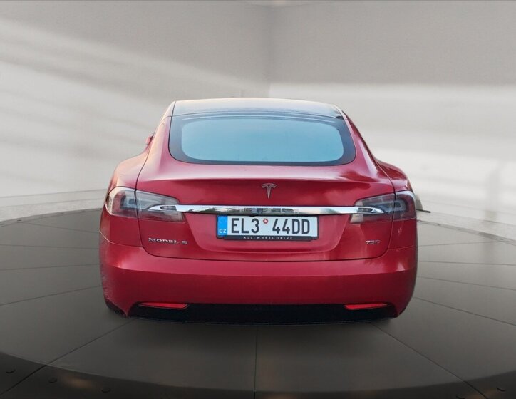 Tesla Model S 4