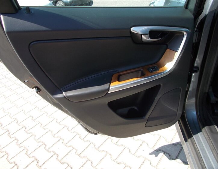 Volvo XC60 SUV / Terénní 2,0 l 110 kw