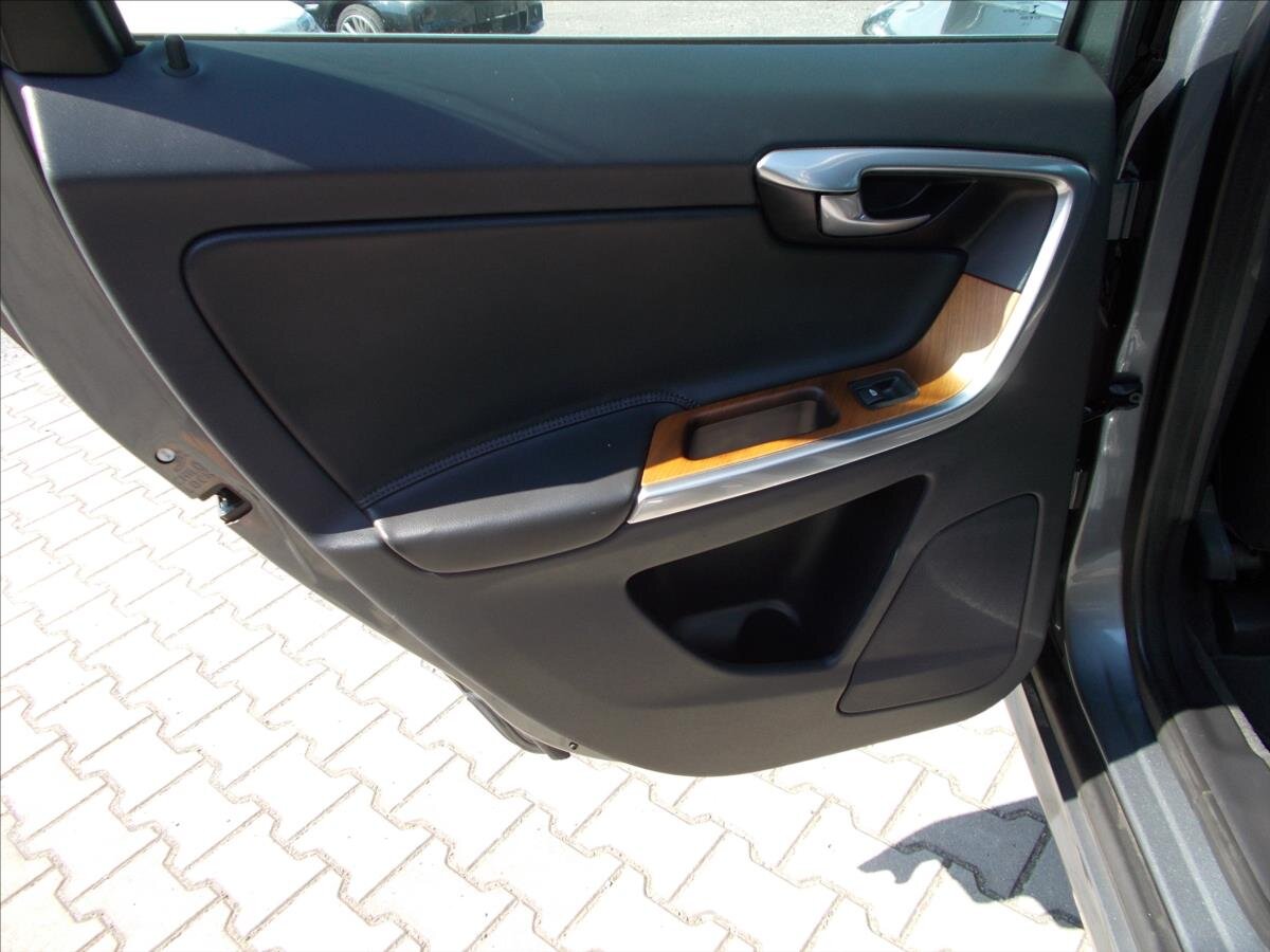 Volvo XC60 SUV / Terénní 2,0 l 110 kw