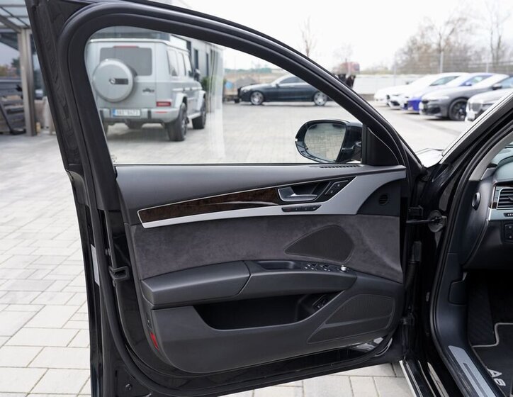 Audi A8 Sedan / Limuzína 3,0 l 213 kw