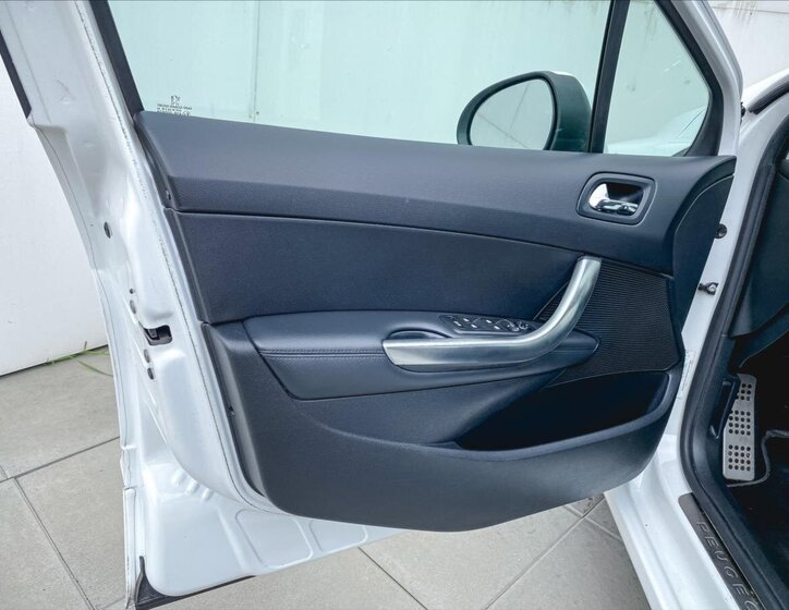 Peugeot 308 Hatchback 1,6 l 147 kw