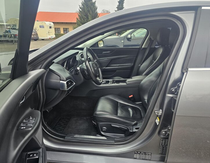 Jaguar XE 16