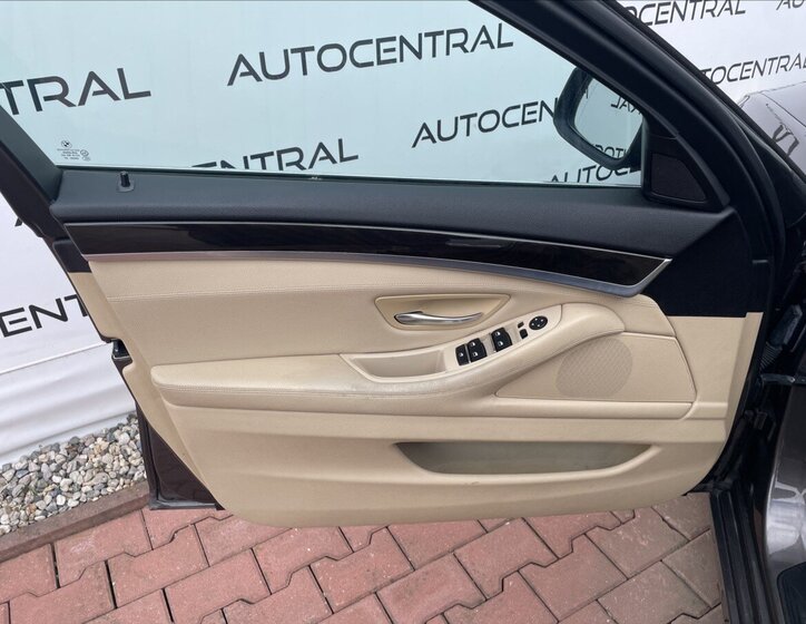 BMW Řada 5 Kombi 3,0 l 180 kw