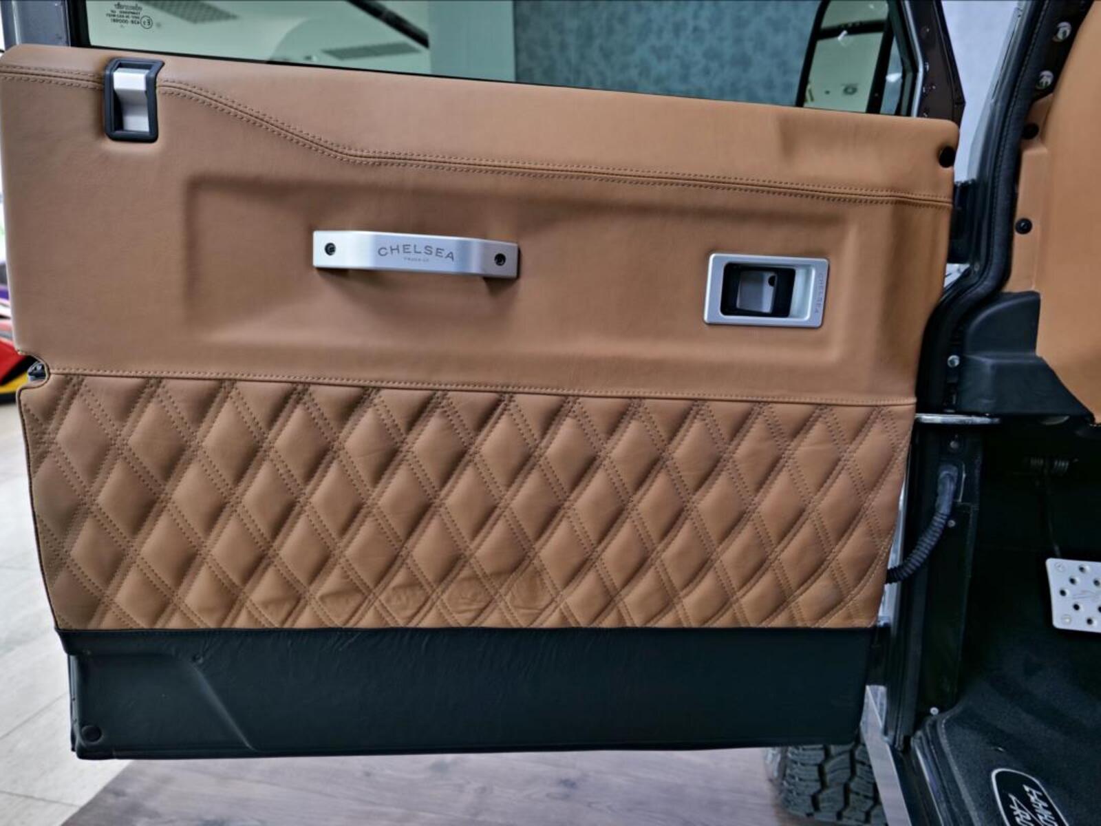 Land Rover Defender 9