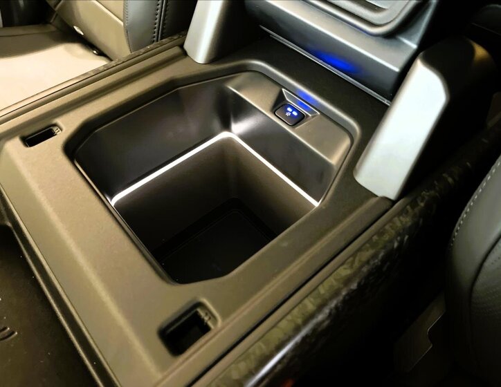 Land Rover Defender SUV 4,4 l 467 kw