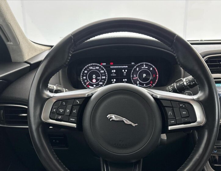 Jaguar F-Pace SUV / Terénní 2,0 l 132 kw