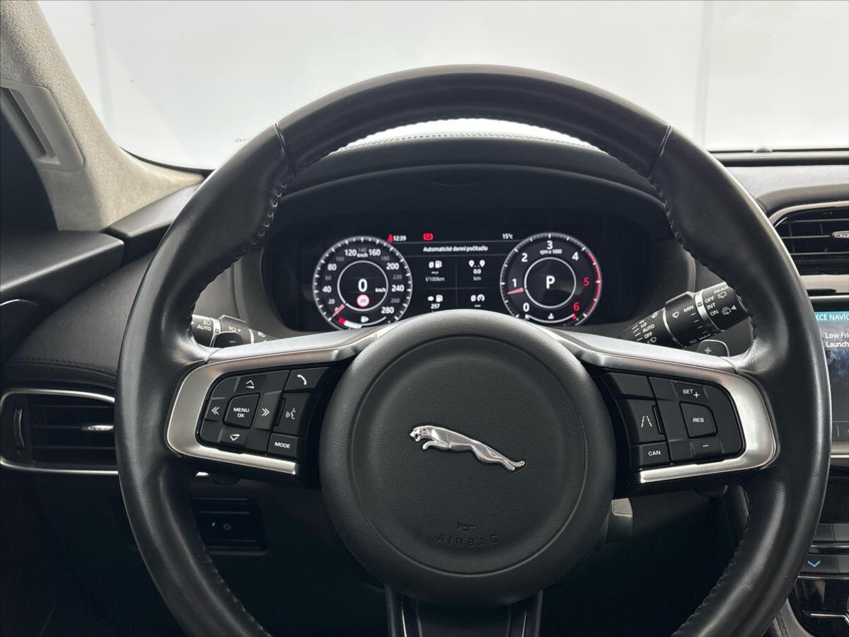 Jaguar F-Pace SUV / Terénní 2,0 l 132 kw
