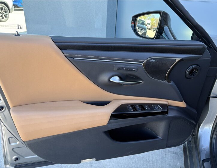 Lexus ES 300h Sedan / Limuzína 2,5 l 131 kw