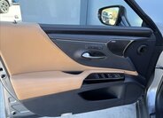 Lexus ES 300h Sedan / Limuzína 2,5 l 131 kw