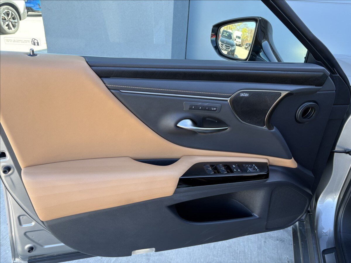 Lexus ES 300h Sedan / Limuzína 2,5 l 131 kw