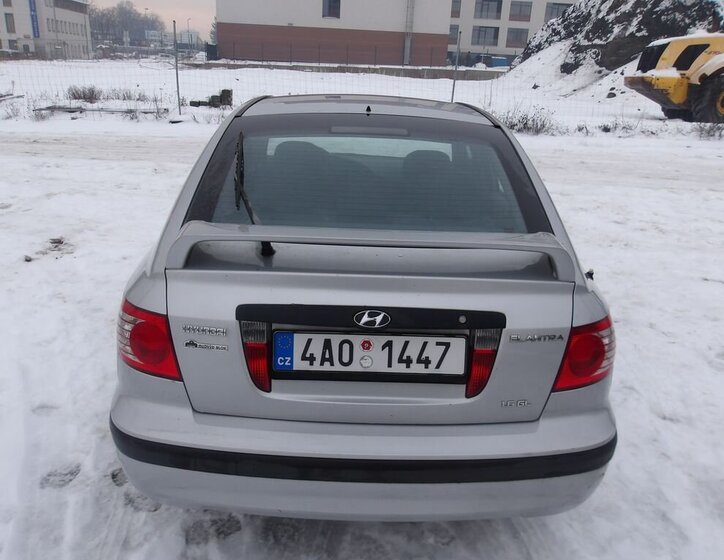 Hyundai Elantra Sedan 1,6 l 77 kw