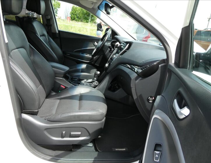 Hyundai Grand Santa Fe 29