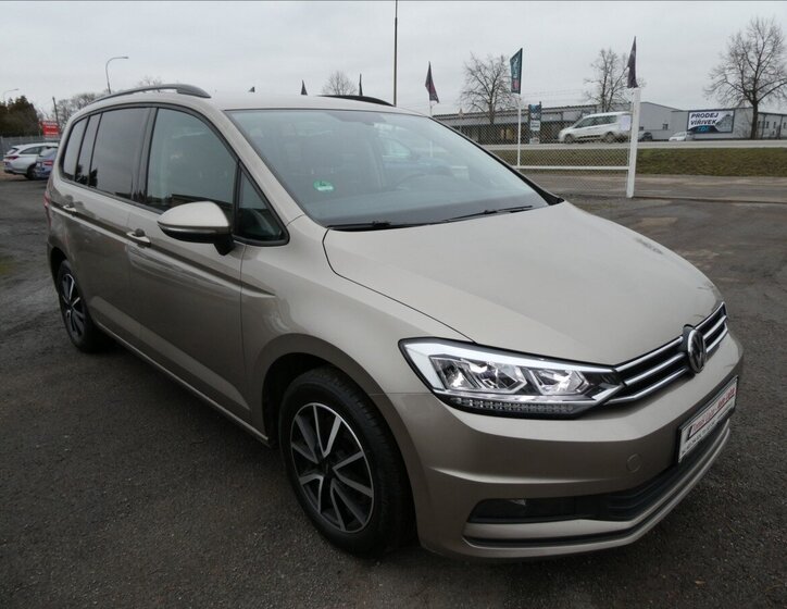 Volkswagen Touran 1