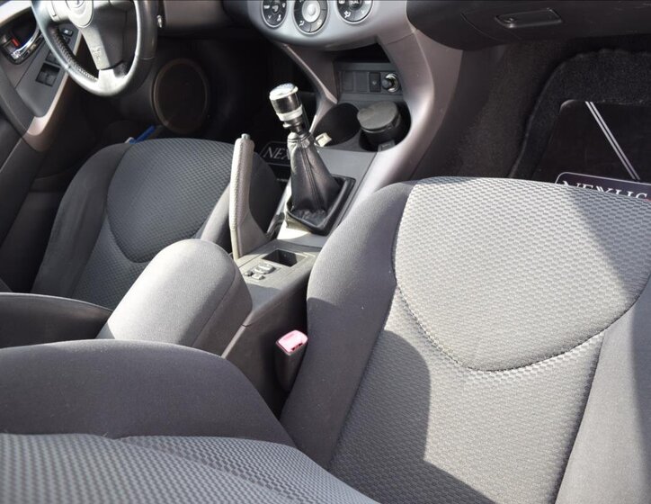 Toyota RAV4 SUV / Terénní 2,2 l 100 kw