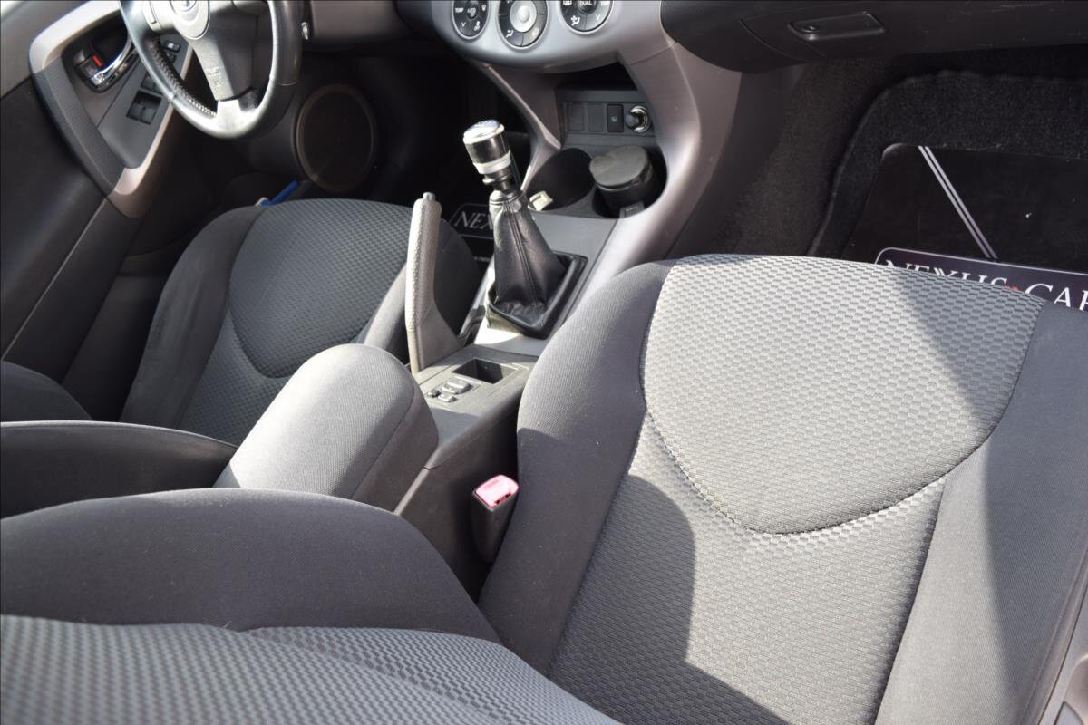 Toyota RAV4 SUV / Terénní 2,2 l 100 kw