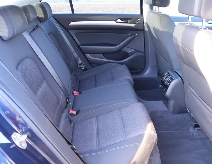 Volkswagen Passat Sedan / Limuzína 1,4 l 110 kw