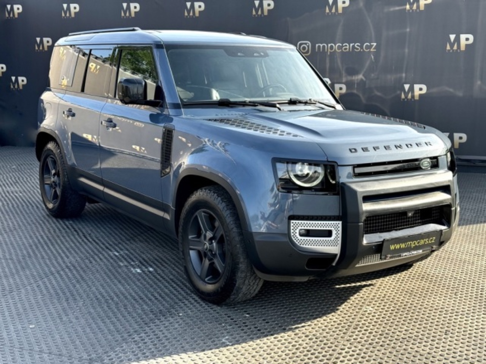 Land Rover Defender 3