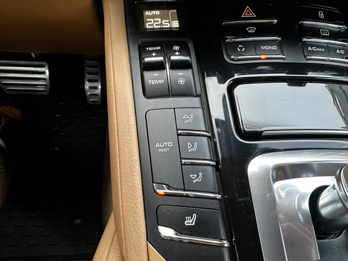 Porsche Cayenne Kombi 4,8 l 294 kw