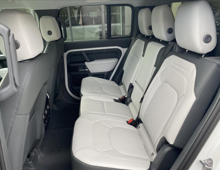 Land Rover Defender 15