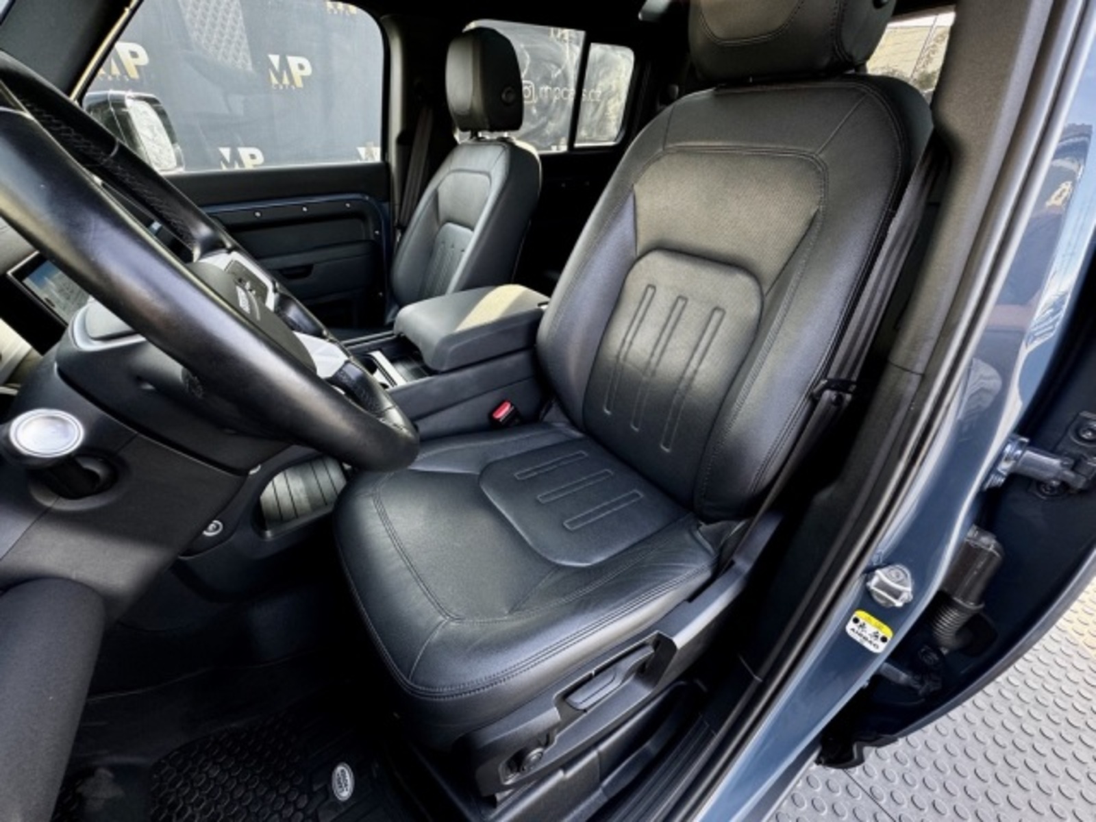 Land Rover Defender 17