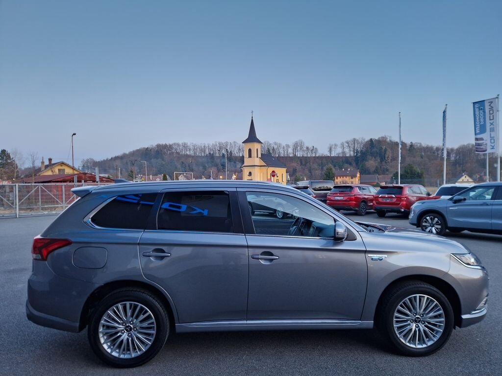 Mitsubishi Outlander SUV / Terénní 2,4 l 165 kw