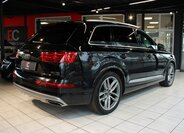 Audi Q7 6