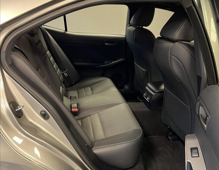 Lexus IS 300h Sedan / Limuzína 2,5 l 164 kw