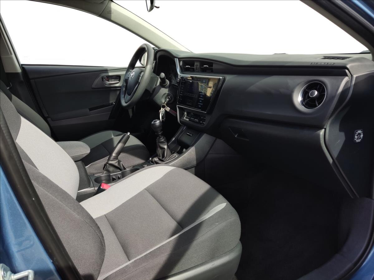 Toyota Auris Kombi 1,3 l 73 kw