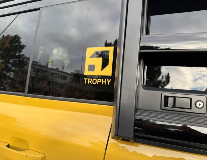 Land Rover Defender 5