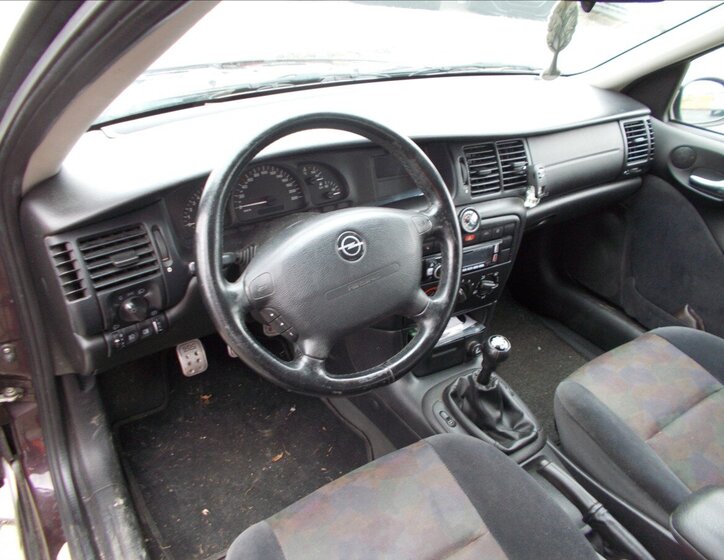 Opel Vectra Sedan 1,6 l 74 kw