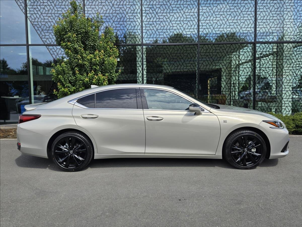 Lexus ES 300h Sedan / Limuzína 2,5 l 160 kw