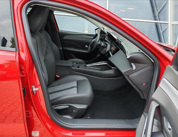 Peugeot 408 Sedan / Limuzína 1,2 l 107 kw