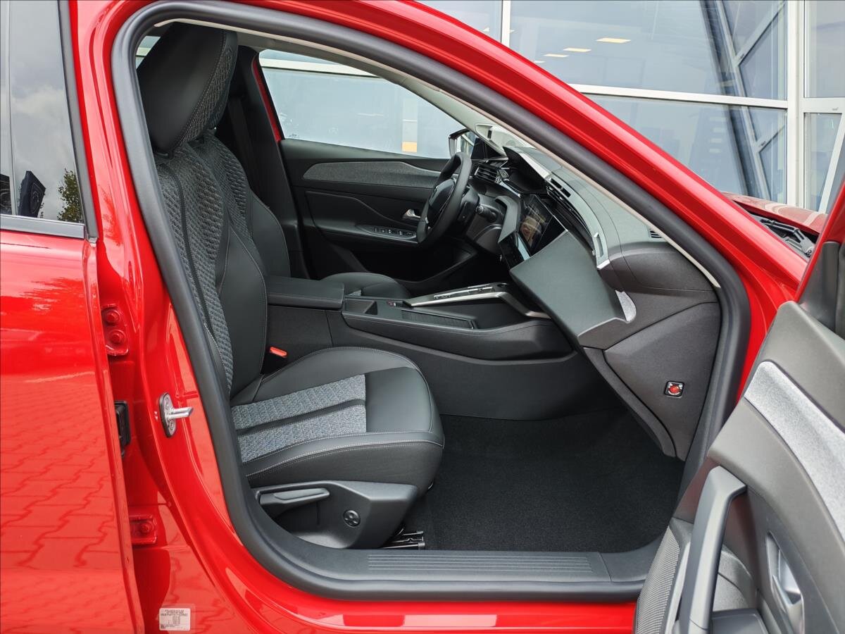 Peugeot 408 Sedan / Limuzína 1,2 l 107 kw