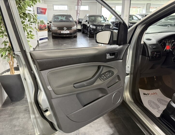 Ford Kuga SUV / Terénní 2,0 l 100 kw