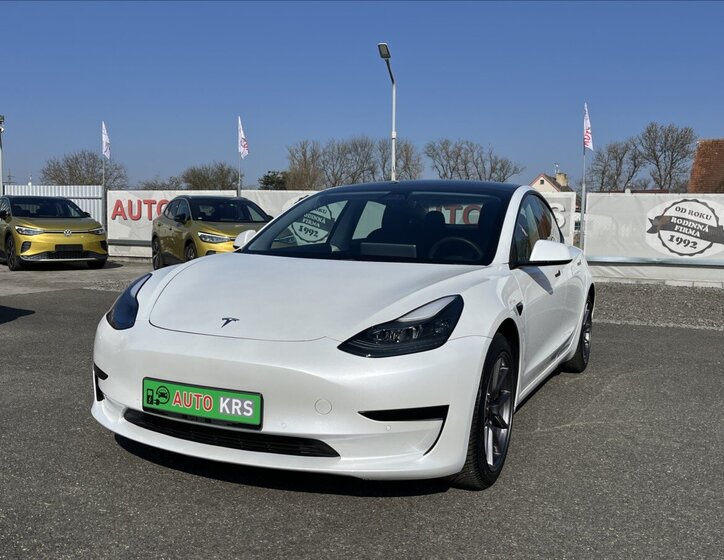 Tesla Model 3 Sedan / Limuzína 0,0 208 kw